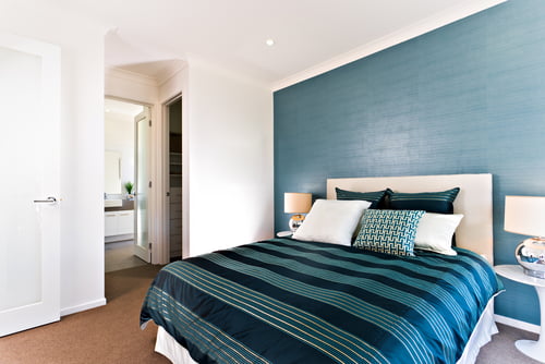Kombinasi 2 warna biru dan putih untuk dinding kamar tidur