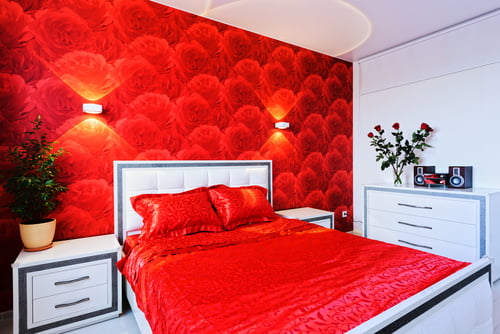 Kombinasi dua warna cat Merah dan putih untuk dinding kamar tidur