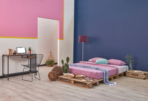 Kombinasi dua warna cat biru dan pink untuk dinding kamar tidur
