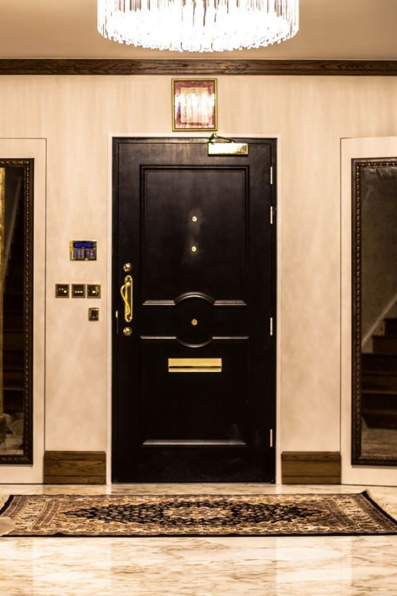 Pintu kayu hitam untuk kamar tidur yang elegan