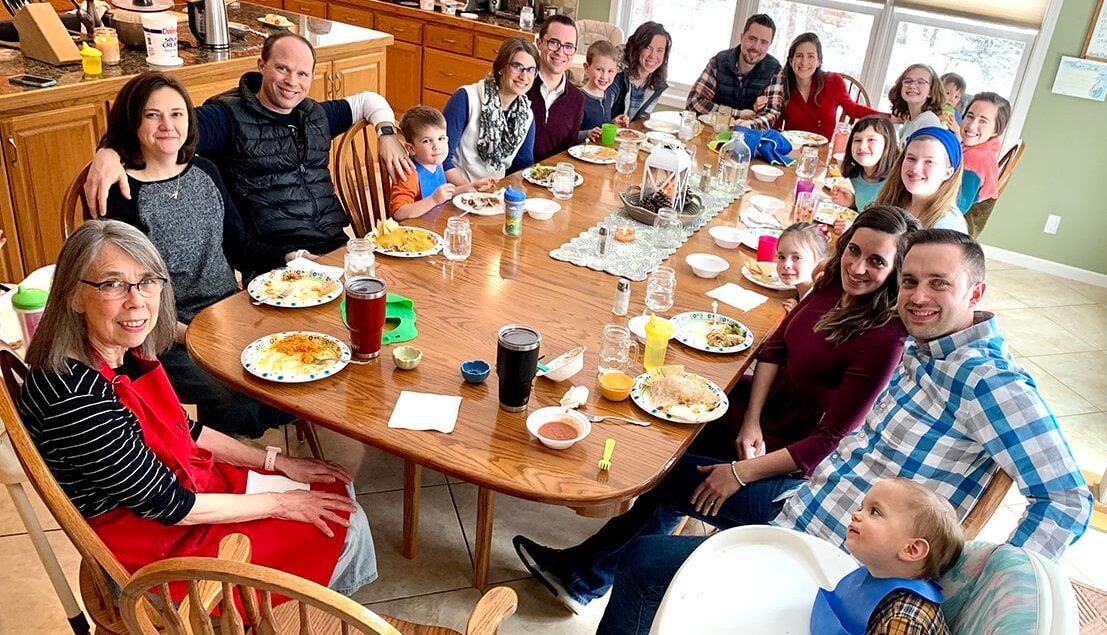 Panduan Memilih Meja Makan yang Cocok untuk Keluarga Besar