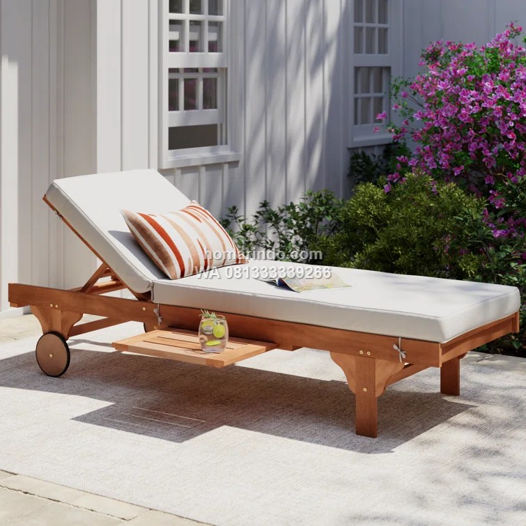 Lounger Kursi Santai Kayu Jati Dengan Bantalan Nyaman