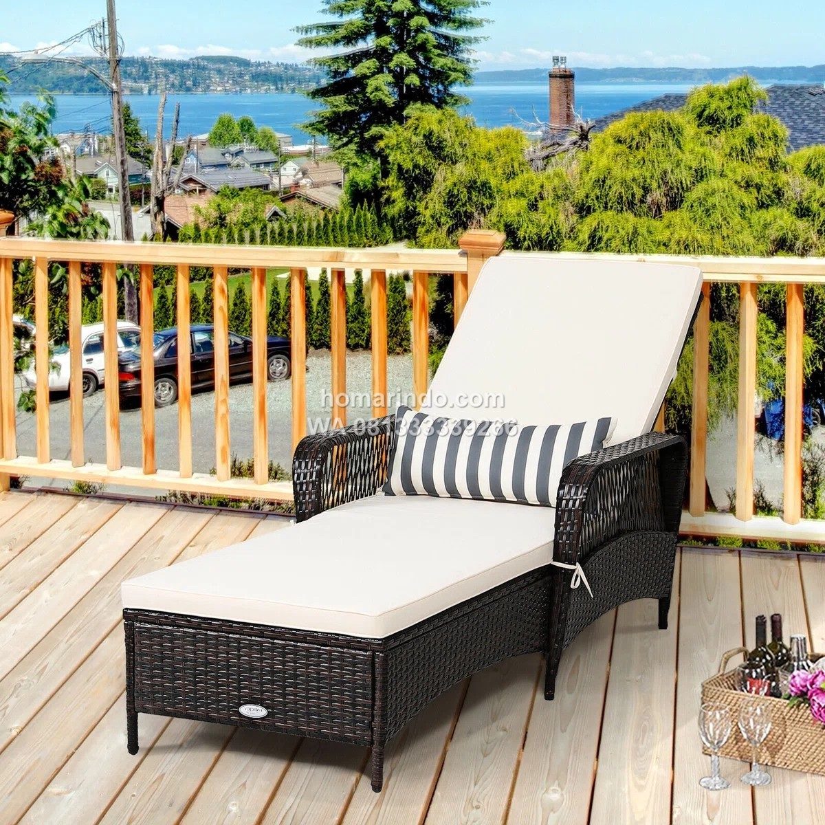 Lounger Rotan Sintetis Outdoor Dengan Bantalan