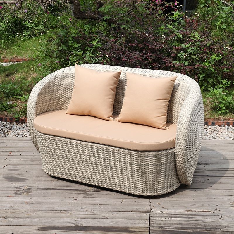 Sofa Rotan Outdoor Dengan Bantalan Berkualitas