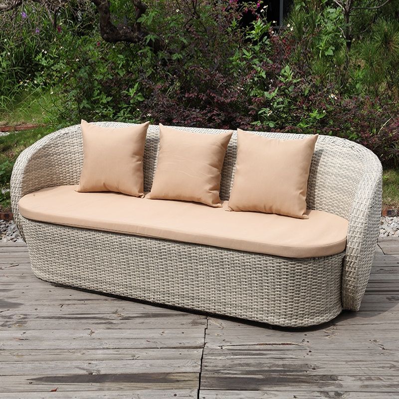 Sofa Rotan Outdoor Dengan Bantalan Berkualitas