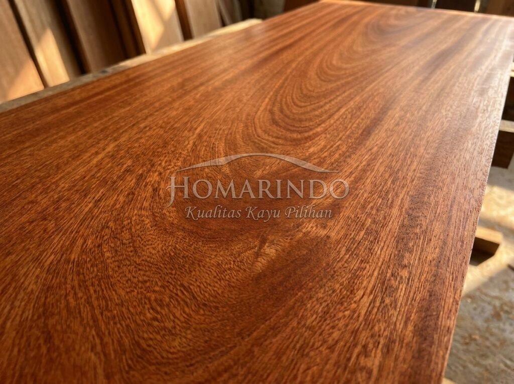 Mengapa Kayu Mahoni Sangat Cocok untuk Furniture Ukiran dan Klasik? 1 Kayu mahoni memiliki serat yang halus dan rapat