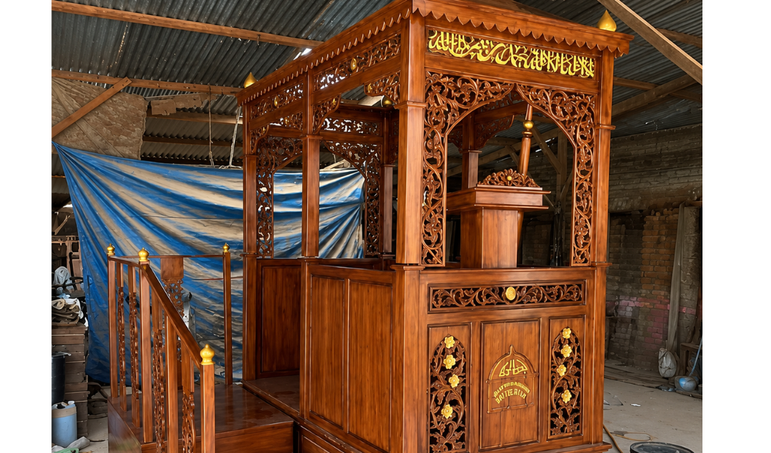 Mimbar Masjid Jati Ukiran Kaligrafi