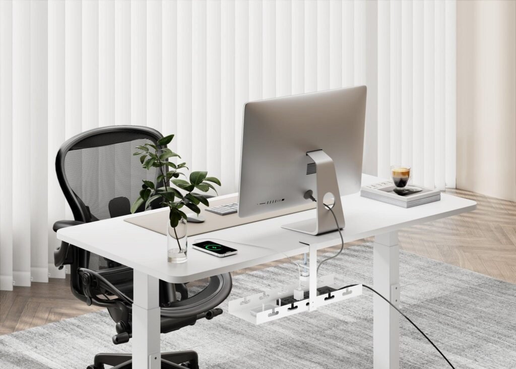 6 Tren Meja Staff Kantor yang Cocok untuk Interior Modern 4 6 Tren Meja Staff Kantor