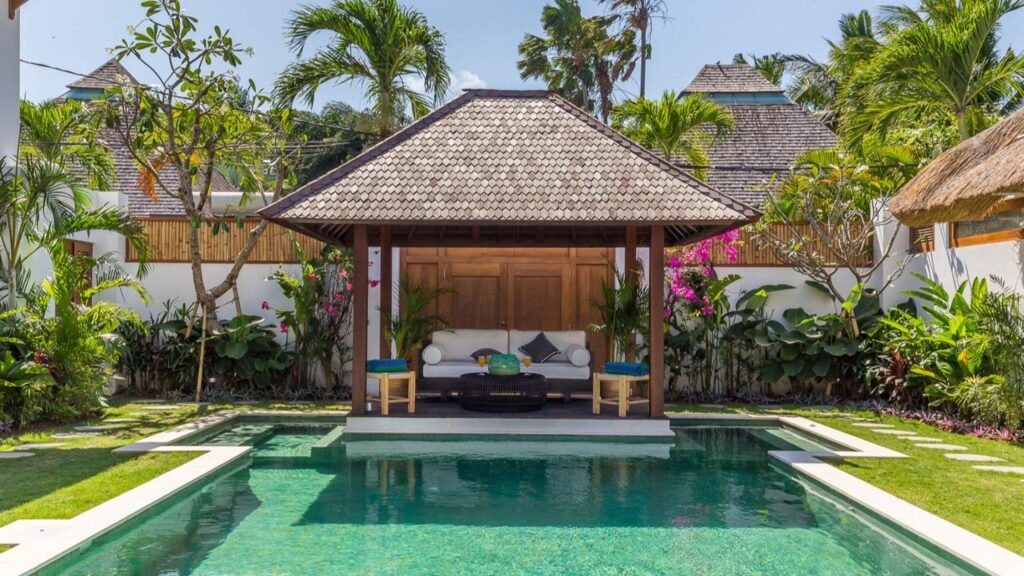 7 Inspirasi Gazebo Kayu Jati yang Elegan 5 7 Inspirasi Gazebo Kayu Jati yang Elegan untuk Mempercantik Taman dan Area Santai