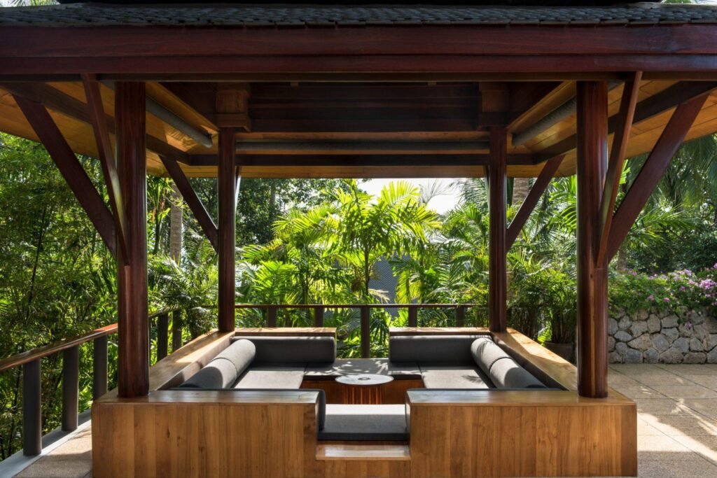 7 Inspirasi Gazebo Kayu Jati yang Elegan 6 7 Inspirasi Gazebo Kayu Jati yang Elegan untuk Mempercantik Taman dan Area Santai